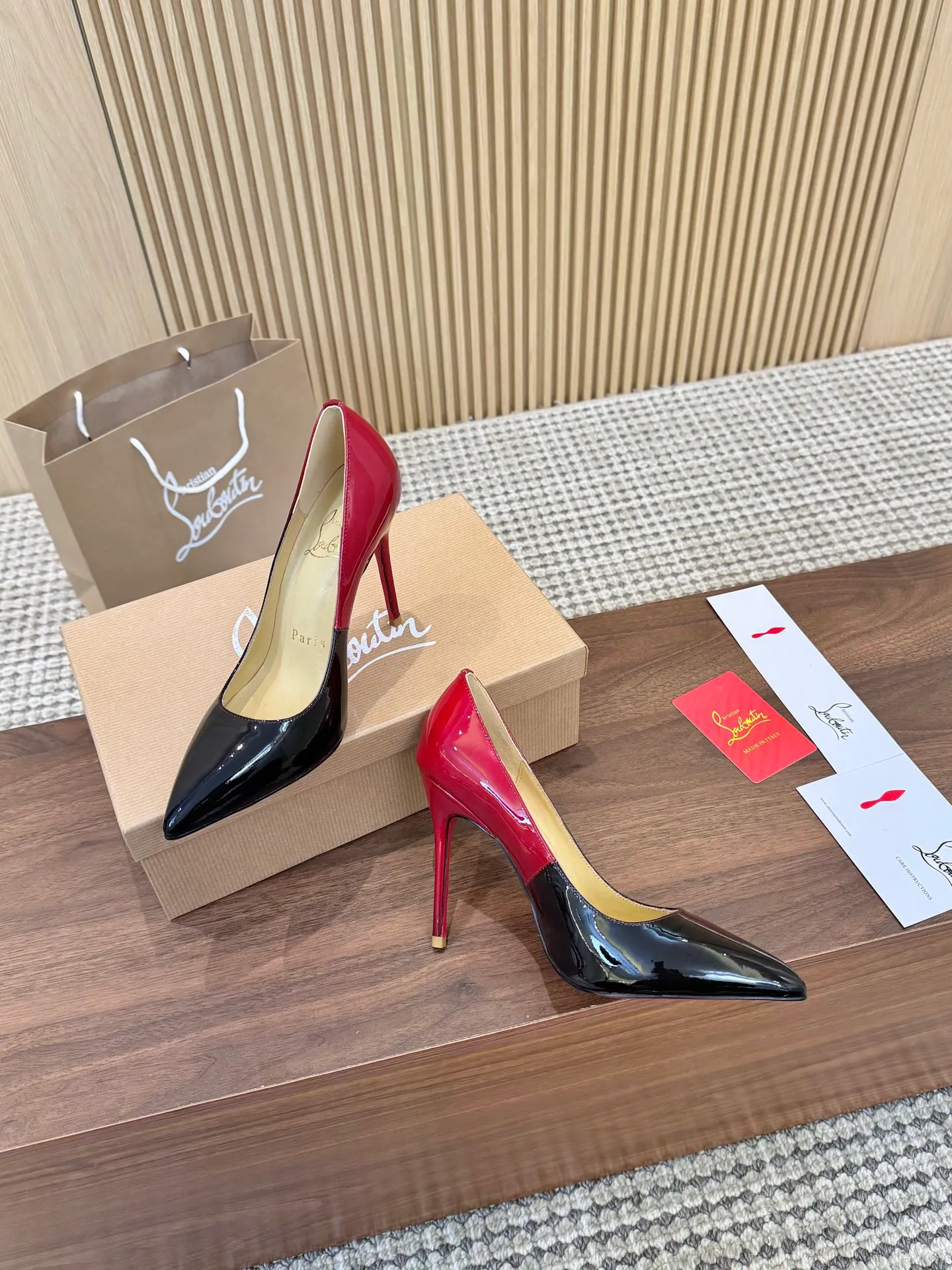 👟👟Ex-factory price 440👟👟 Genuine leather sole +40 Year-round shipment💝Christian Louboutin CL👠 Classic "💎Cow Patent Leather💎Series" noble and luxurious, real blingbling✨ Real materials, all customized by the pattern maker, and the materials are made of original customized materials, achieving the taste of the original 6 color options💍 Upper: Imported 👉Cow patent leather💪 Lining: Sheepskin foot pad/lining Size: 34-40.41.42 Heel height: 10.5cm and 8.5cm two options Leather sole Rubber sole